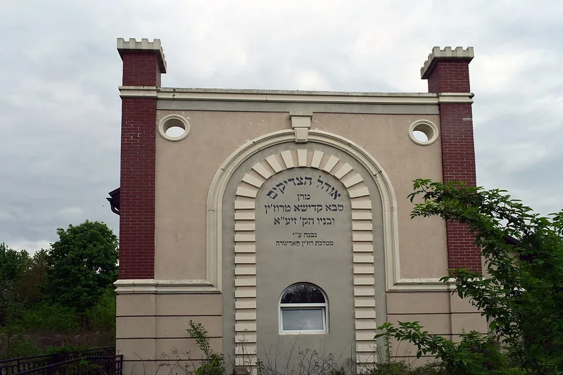 Ohel of Reb Yisroel Friedman, Sadhora — exterior