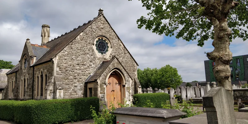 Willesden Jewish Cemetery, London — prayer hall and grounds