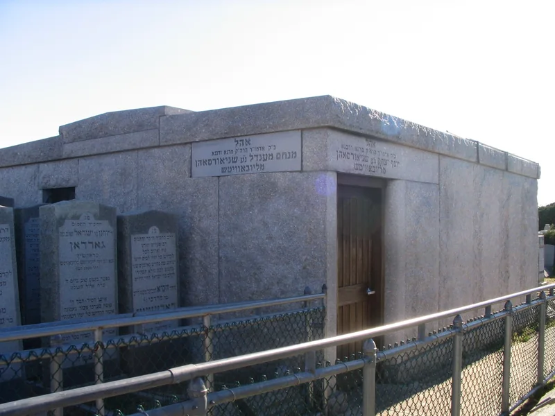 Ohel Chabad-Lubavitch, Old Montefiore Cemetery, Queens — exterior