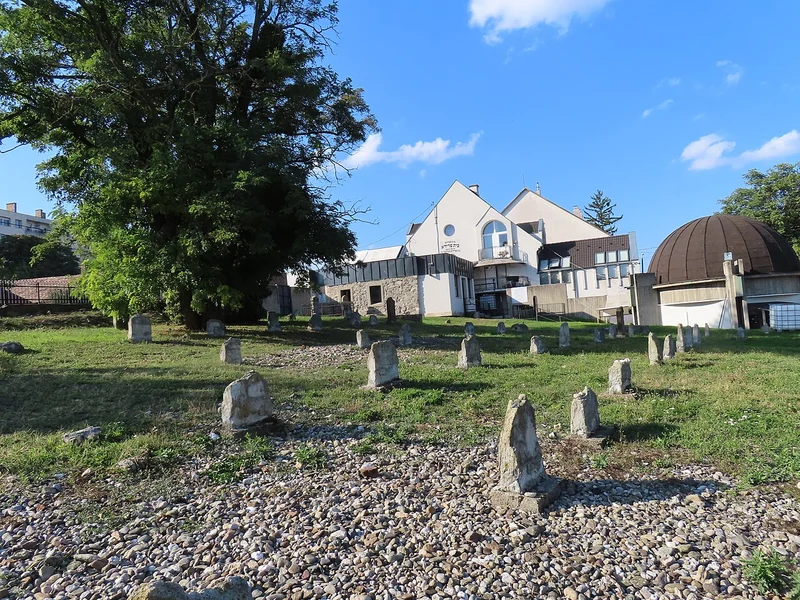 Old Jewish cemetery, Sátoraljaújhely — cemetery and ohel overview