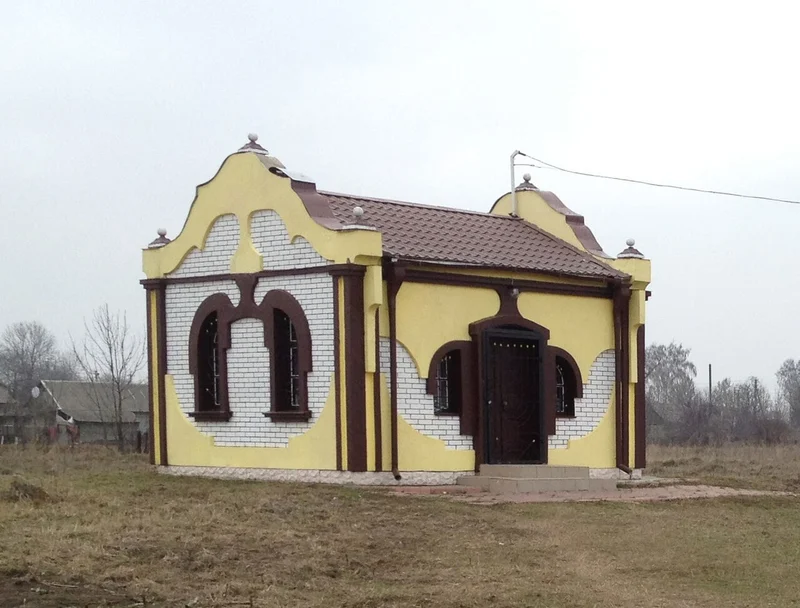 Ohel of the Maggid of Mezeritch and Reb Zusha, Hannopil — exterior, photographed 2012