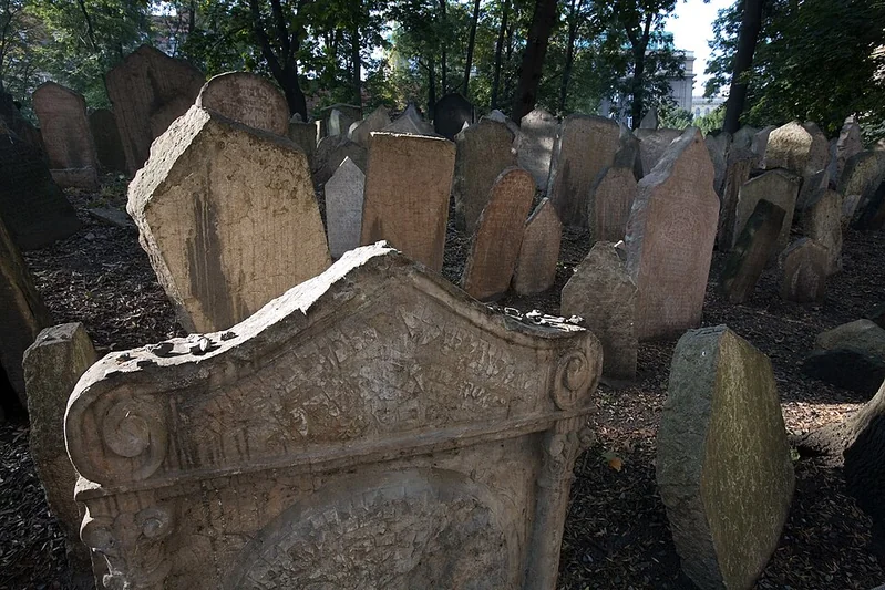 Old Jewish Cemetery in Josefov, Prague — cemetery overview