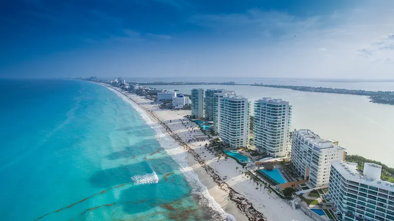 Aerial footage of Cancun. Luftbildaufnahmen von Cancun.