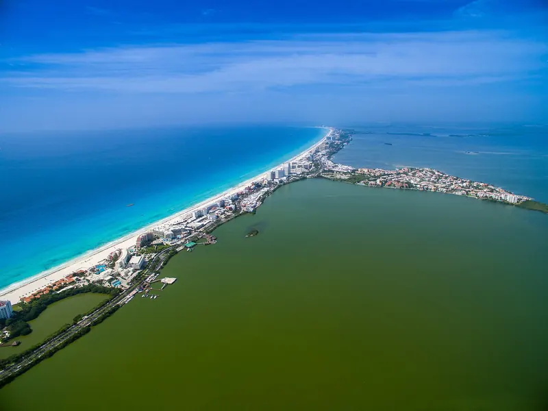 Aerial footage of Cancun. Luftbildaufnahmen von Cancun.