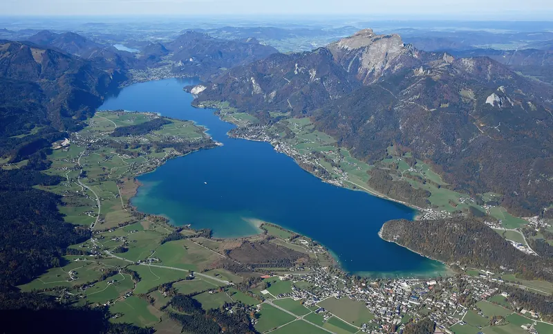 Aerial image of the Wolfgangsee (view from the southeast). Mountain Schafberg.