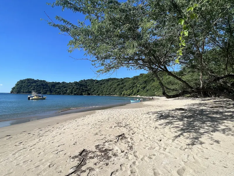Playa El Jobo La Cruz, Guanacaste, Costa Rica, con espectacular paisaje de playas y montañas, con hoteles de primer nivel. Han contribuido al desarrollo de la zona y su economía.