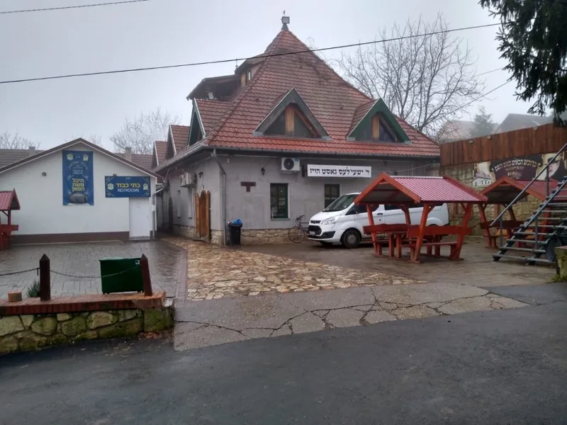 Reb Shayele Guesthouse — exterior courtyard